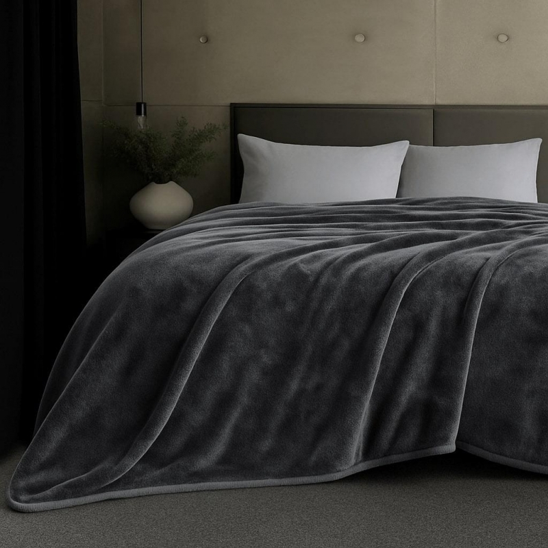 Κουβέρτα υπέρδιπλη γκρι βελουτέ από 100% polyester 220x240εκ. Κουβέρτα υπέρδιπλη γκρι βελουτέ από 100% polyester 220x240εκ.