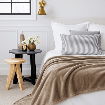 Κουβέρτα υπέρδιπλη μπεζ βελουτέ από 100% polyester 220x240εκ. Κουβέρτα υπέρδιπλη μπεζ βελουτέ από 100% polyester 220x240εκ.