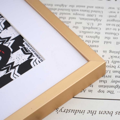 Κορνίζα τοίχου μεταλλική χρυσή με ακρυλικό τζάμι 40x30εκ. Κορνίζα τοίχου μεταλλική χρυσή με ακρυλικό τζάμι 40x30εκ.