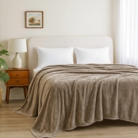 Κουβέρτα υπέρδιπλη μπεζ βελουτέ από 100% polyester 220x240εκ. Κουβέρτα υπέρδιπλη μπεζ βελουτέ από 100% polyester 220x240εκ.